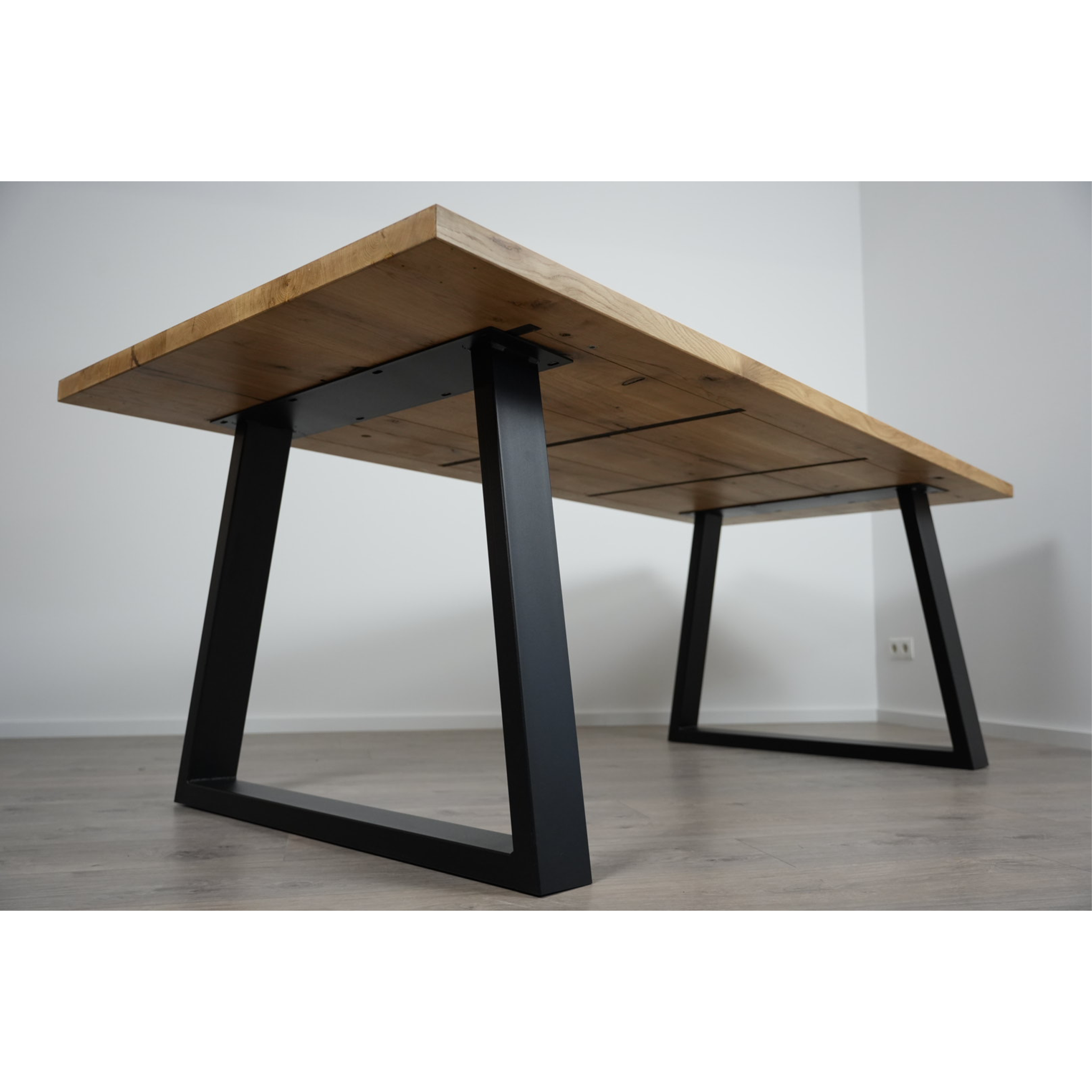Esstisch Massivholz | Gerade Kante mit Trapez Gestell / Schwarz