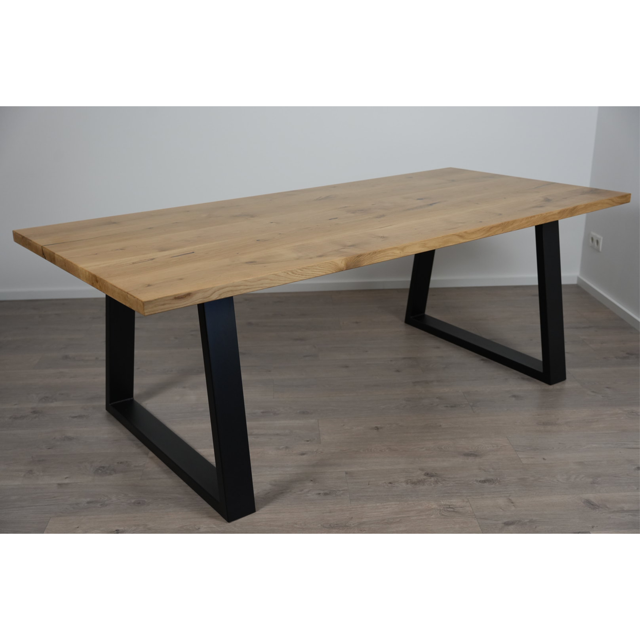 Esstisch Massivholz | Gerade Kante mit Trapez Gestell / Schwarz