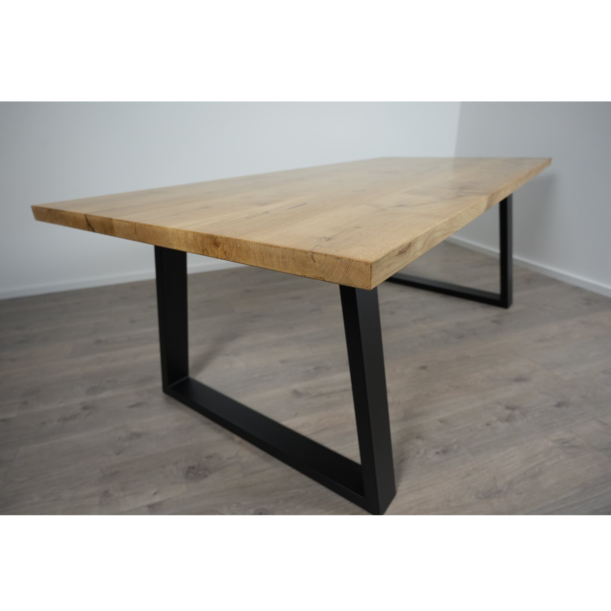Esstisch Massivholz | Gerade Kante mit Trapez Gestell / Schwarz